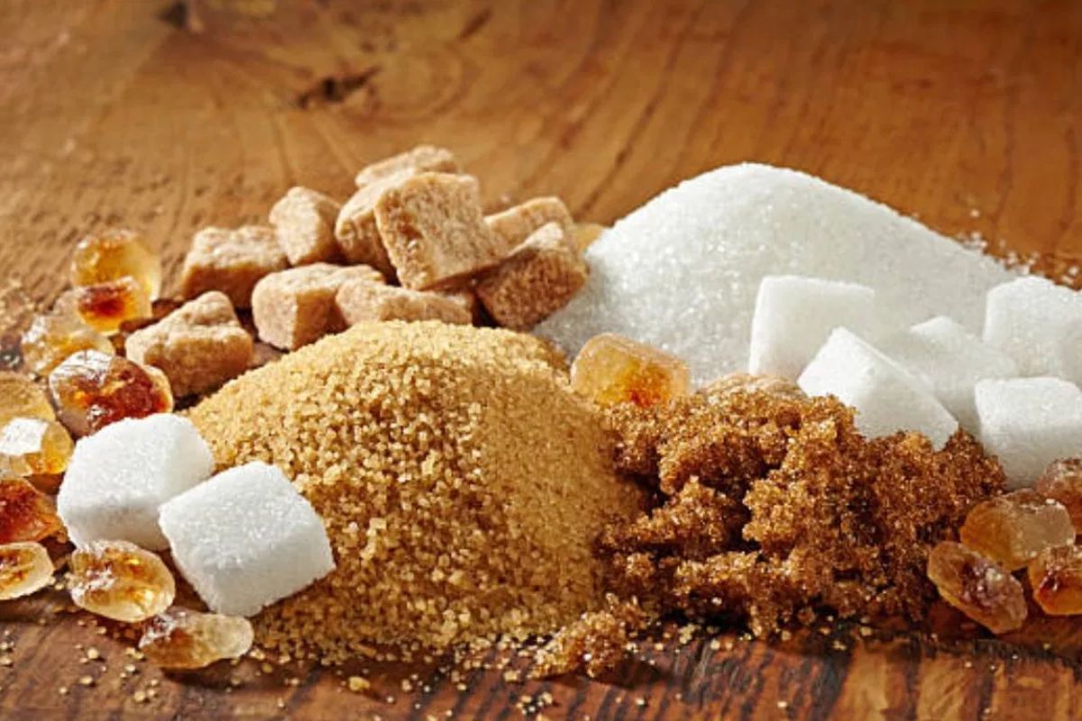 চিনিযুক্ত খাবার অতিরিক্ত খেলে রক্তে সুগারের ওঠানামা বাড়ে। এতে হঠাৎ ভালো লাগা তৈরি হলেও পরে দ্রুত মেজাজ খিটখিটে হয়ে যায় কিংবা বিরক্তি বা মনখারাপ বাড়তে পারে।